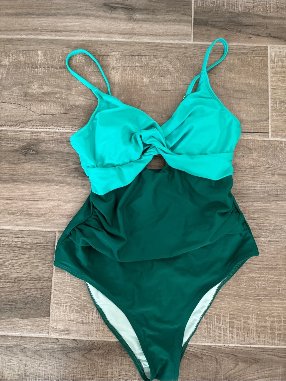 NWT Cupshe M twist front one piece swimsuit